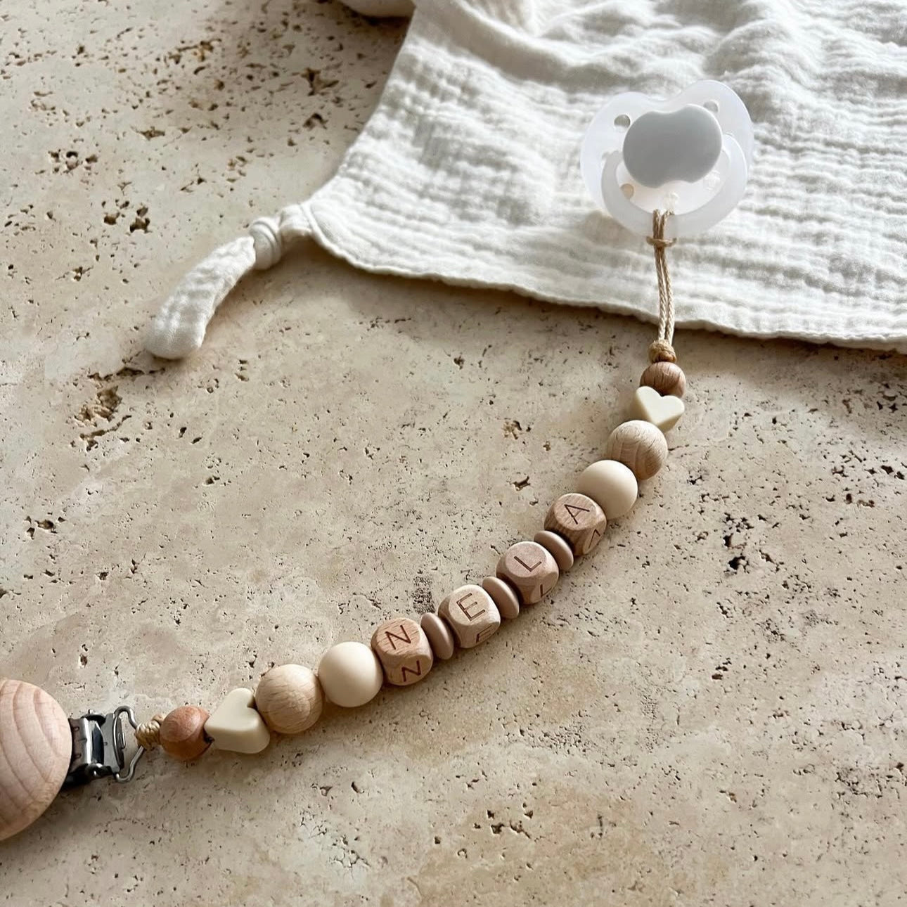 Attache-tétine NELA